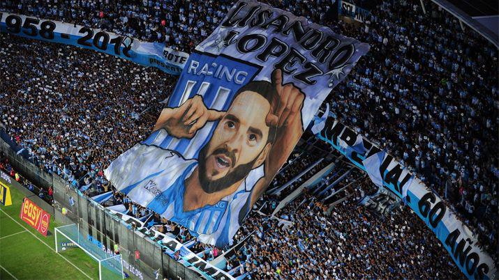 VIDEO  El homenaje de los hinchas para Lisandro Loacutepez