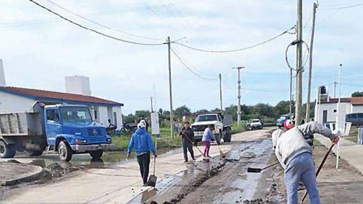 La municipalidad desarrolloacute un operativo de limpieza y desmalezamiento en el barrio Mama Antula