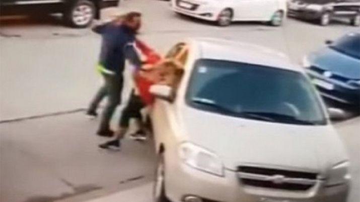 Brutal ataque a su ex con su hija de 3 años en brazos