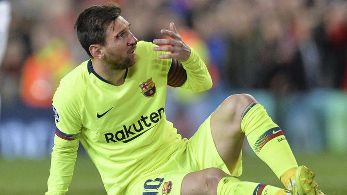 VIDEO  A Messi le rompieron la nariz en pleno partido