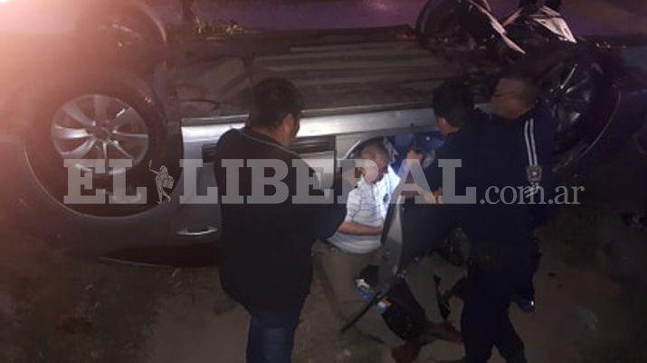 Un hombre de 77 antildeos volcoacute con su auto y terminoacute dentro de una acequia