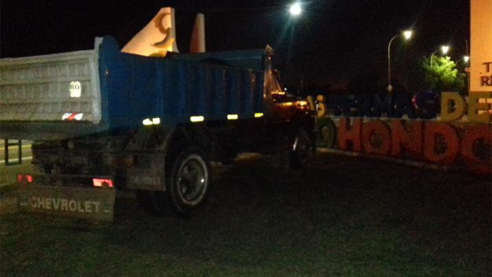 Un camionero conduciacutea marcha atraacutes para bajar arena y matoacute al duentildeo de casa