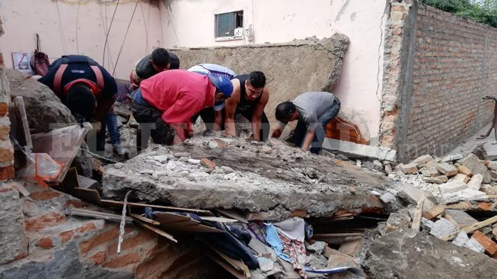 Una familia se salvoacute de milagro al derrumbarse por completo el techo de su vivienda