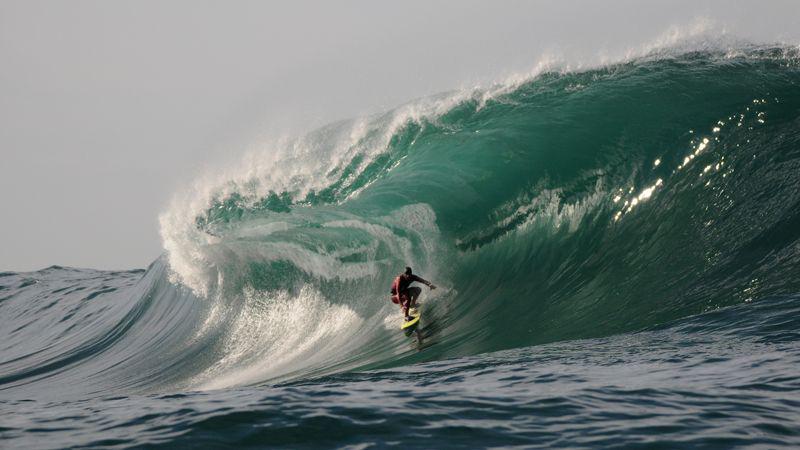 Increiacuteble rescate de un surfista atrapado en olas gigantes