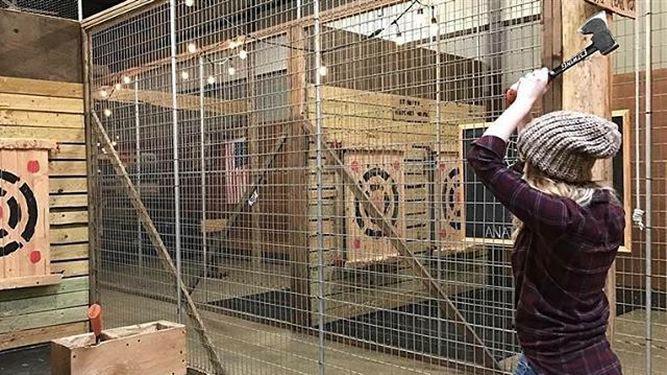 Por su mala punteriacutea casi recibe un hachazo en su cabeza