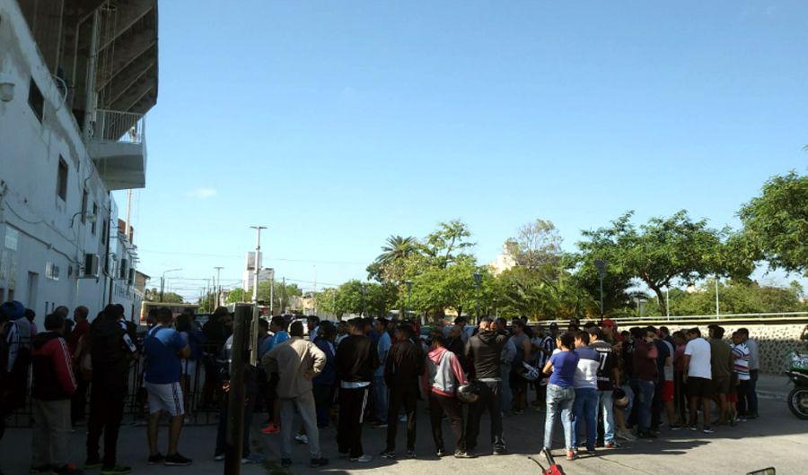 Central vs Mitre- una multitud se acercoacute a las boleteriacuteas del Terrera