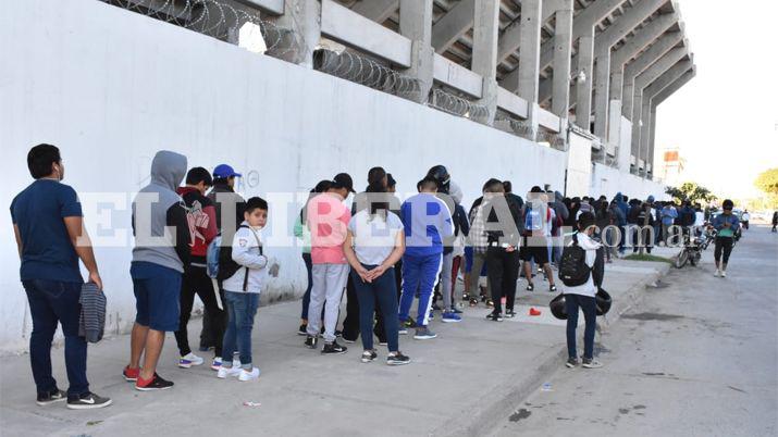 La gente esperó durante horas