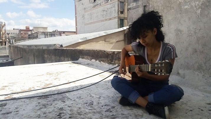 Ivonne Guzmaacuten nos cantoacute en la terraza de EL LIBERAL