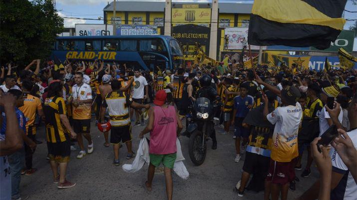 VIDEO Y FOTOS  Asiacute fueron los uacuteltimos instantes del banderazo de Mitre previo al partido