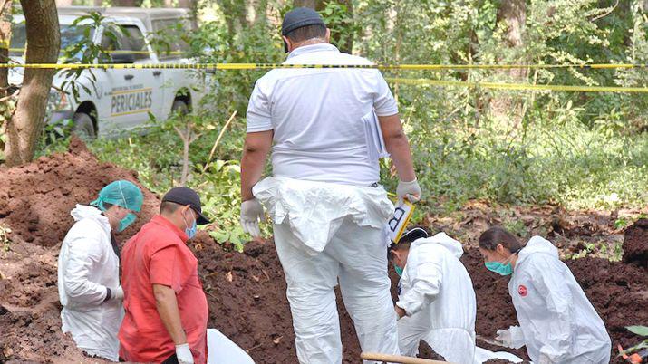 Encuentran 27 cuerpos en fosas clandestinas en el norte de Meacutexico