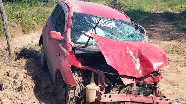Chocan paraguayos en auto con un tractor y delincuentes saquean los vehiacuteculos