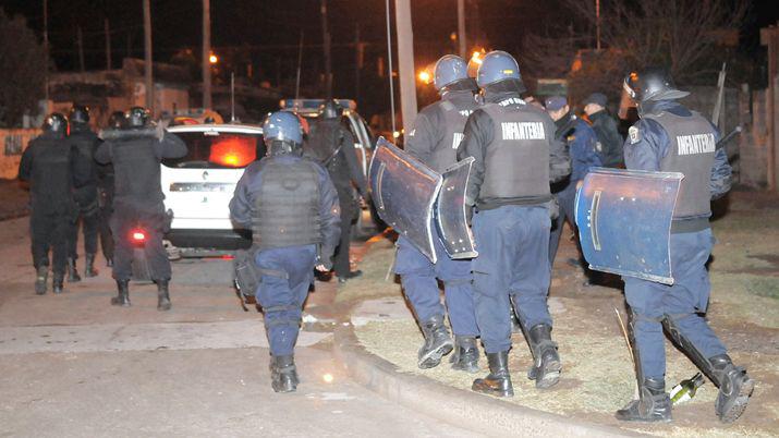 Batalla campal a cuchilladas y balazos entre barrabravas de Central Coacuterdoba y Mitre