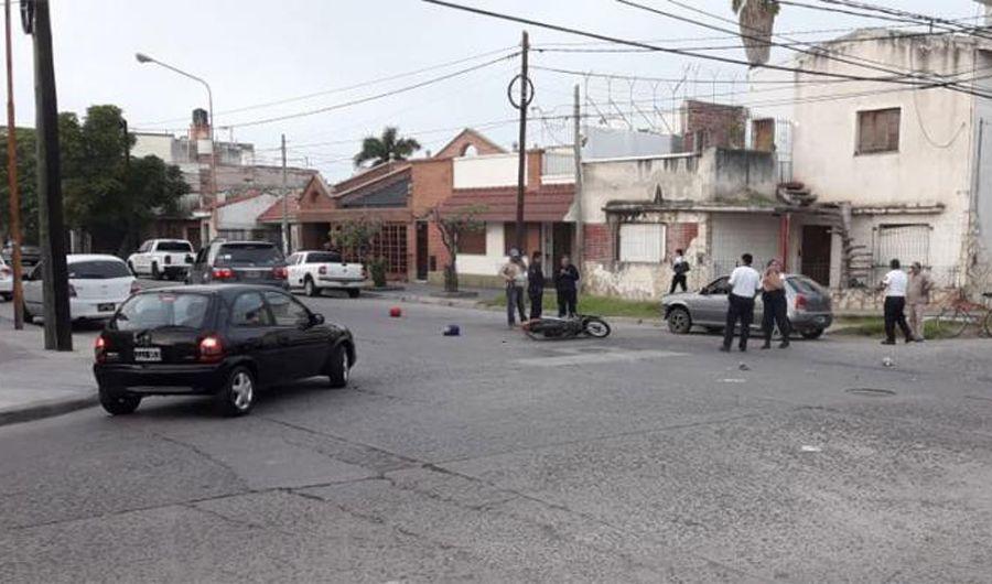 Dos motociclistas heridas al impactar contra un auto en Av Moreno