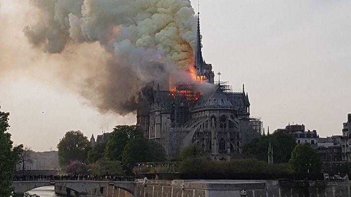 El fuego consumioacute parte del techo de la Catedral de Notre Dame