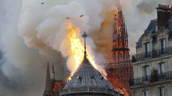 FOTOS  Impactantes imaacutegenes del incendio que consume a Notre Dame