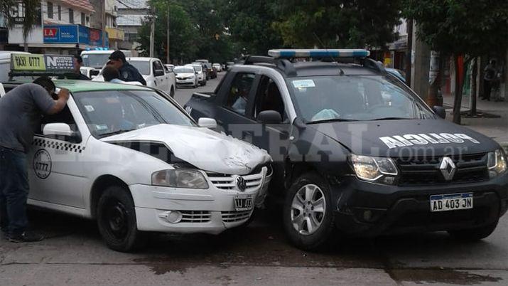 Quimilí- terrible choque entre móvil policial y remis