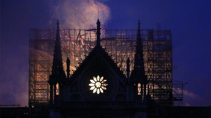 Notre Dame la obra maestra de la arquitectura que sufre en el Diacutea Mundial del Arte