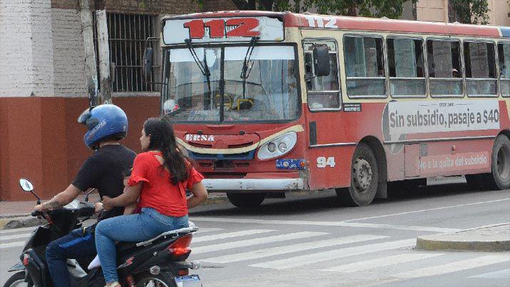 Traacutensito advirtioacute que las empresas de colectivos deben cumplir con los horarios nocturnos