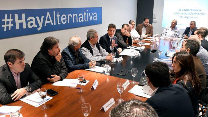 Massa recibioacute a sindicalistas y se comprometioacute a defender el trabajo y a los trabajadores