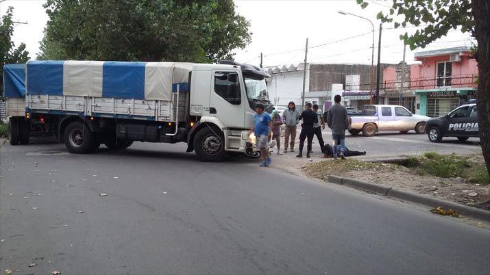 Camionero cerroacute a motociclista y provocoacute un accidente