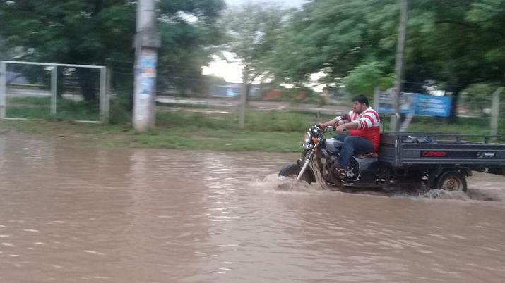 Las lluvias provocaron anegamientos en calles de Monte Quemado