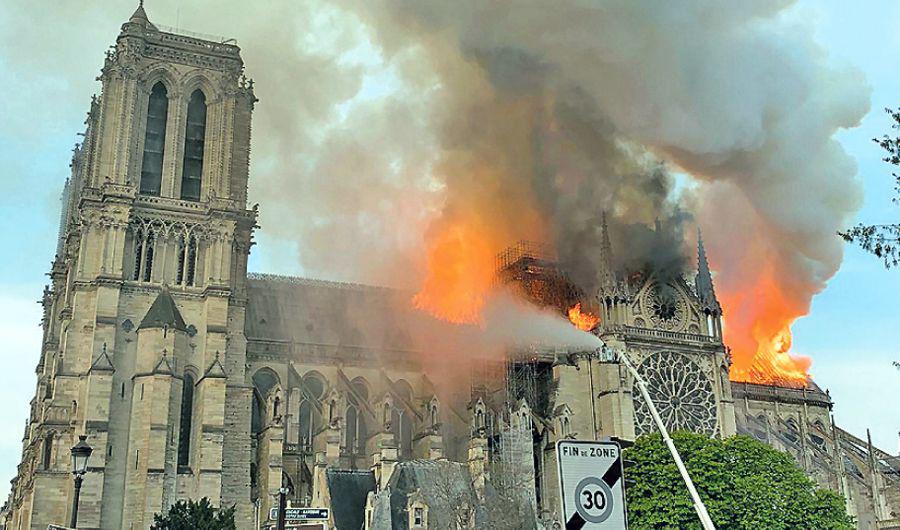 Todo el mundo impactado y dolido al observar el devastador incendio de la catedral de Notre Dame
