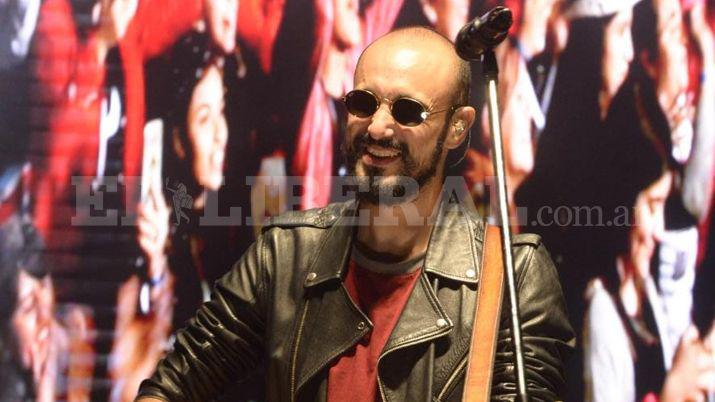 Los santiaguentildeos disfrutan a pleno del recital de Abel Pintos