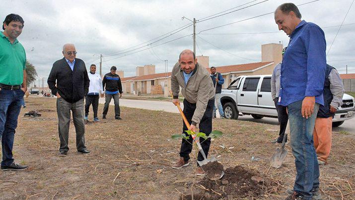 El intendente Mirolo puso en marcha el Plan de Reforestacioacuten desde el barrio Mama Antula