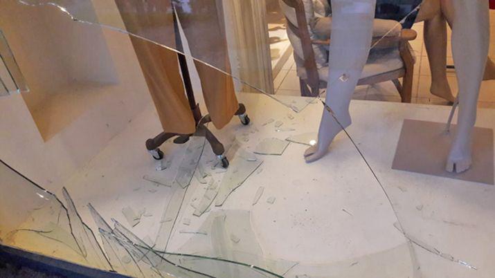 Destrozan vidriera y se llevaron prendas de vestir