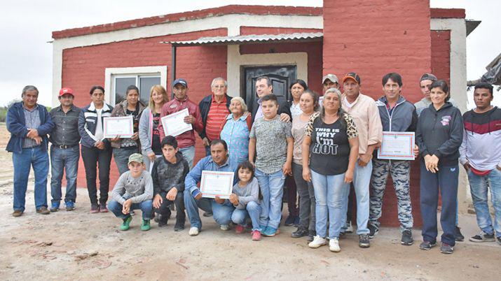 El Gobierno provincial inauguroacute viviendas sociales en la localidad de El Aacuteguila en el departamento Banda