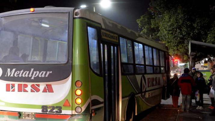 Los colectivos volvieron a circular desde las 6 y crece el malestar en los pasajeros