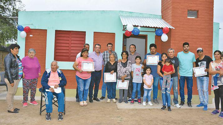 El gobierno provincial entregoacute viviendas sociales en San Javier