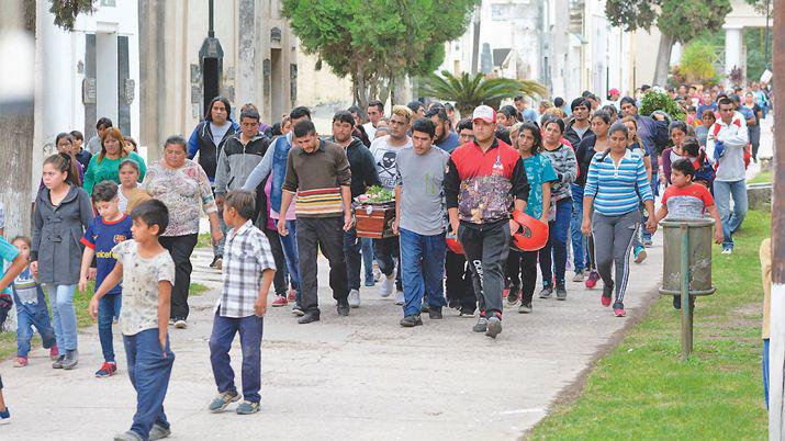 Despidieron los restos de la nintildea quemada y su hermano sigue graviacutesimo