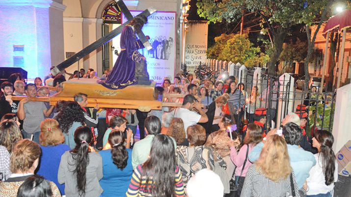 Cientos de fieles participaron de la tradicional procesioacuten con la imagen del Amo Jesuacutes