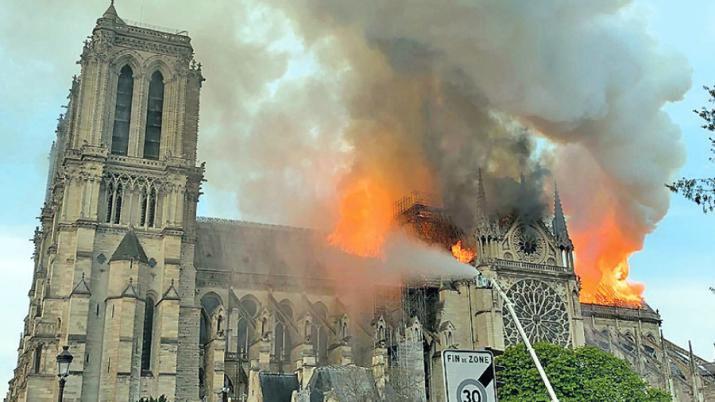 Notre Dame- aseguran que Jes�s apareció entre las llamas