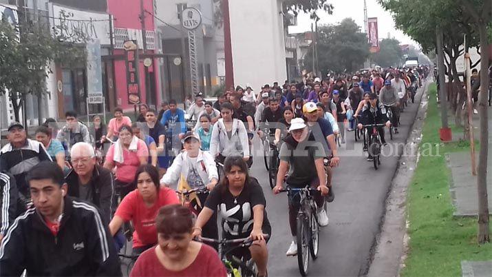 A pesar de la lluvia los fieles participaron del Viacutea Crucis en bicicleta