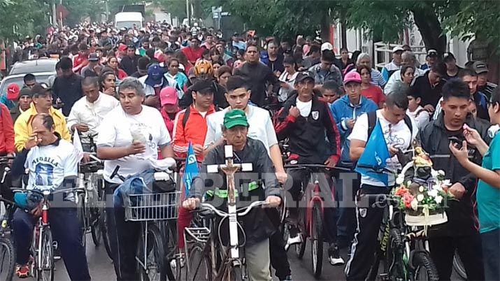 Los fieles participaron a pesar de la lluvia
