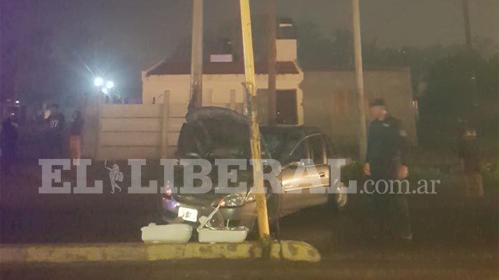 Un hombre se salvoacute de milagro tras estrellarse contra un poste