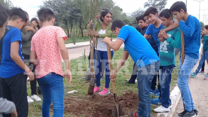 Alumnos de Garza plantaron �rboles en su ciudad