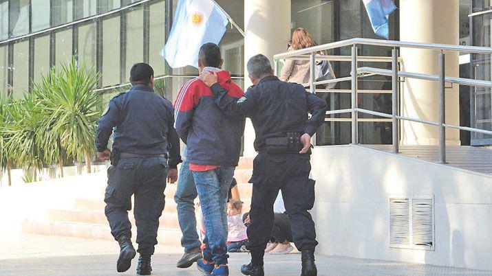 Apresan a otro camionero por golpear a su pareja docente frente a sus dos hijas