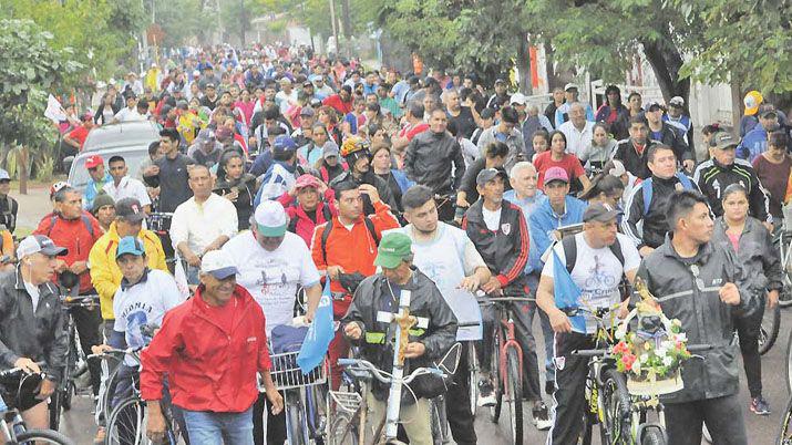 Miles de fieles participaron del Viacutea Crucis en Bicicleta que recorrioacute capillas y parroquias
