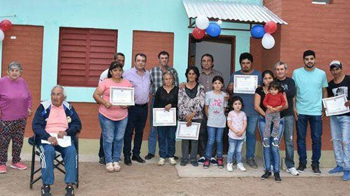 Zamora felicitoacute a las familias que recibieron viviendas en el departamento Banda