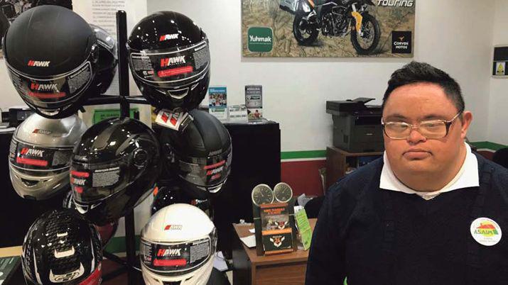 CRISTIAN se desempeña en una concesionaria de motos en el rea de atención al cliente