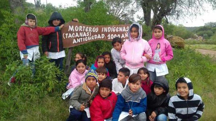 VIDEO  Emotivo abrazo simboacutelico de alumnitos por el Diacutea del Aborigen