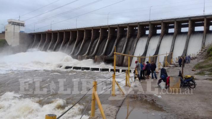 Impactantes imaacutegenes Adolescente quiso arrojarse del dique de Las Termas