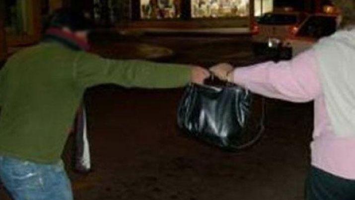 Ladrones increpan a una joven madre y le roban 50000