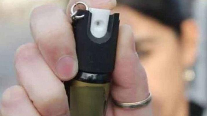 Le arrojoacute gas pimienta en la cara a una mujer por andar con su marido