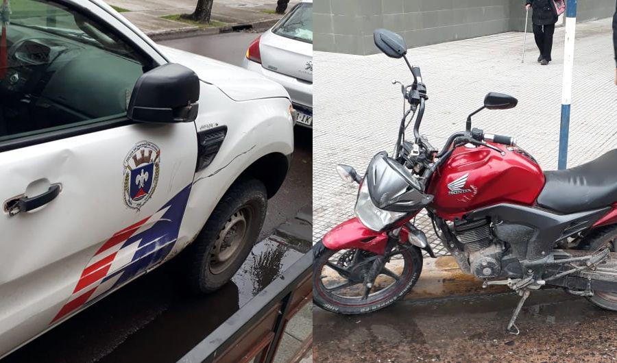 Un motociclista embistioacute un moacutevil policial