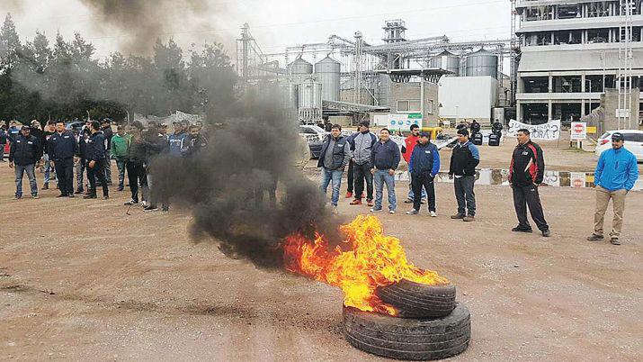 Obreros bloquearon el acceso de camiones en Viluco