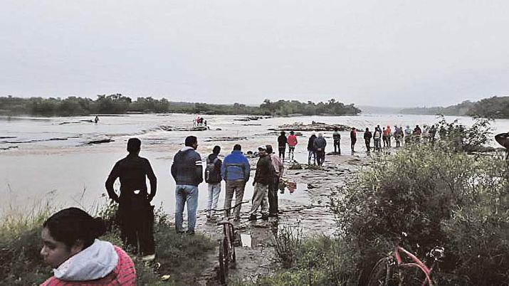 Tensioacuten y angustia por un pescador que fue arrastrado por el Dulce en Las Termas
